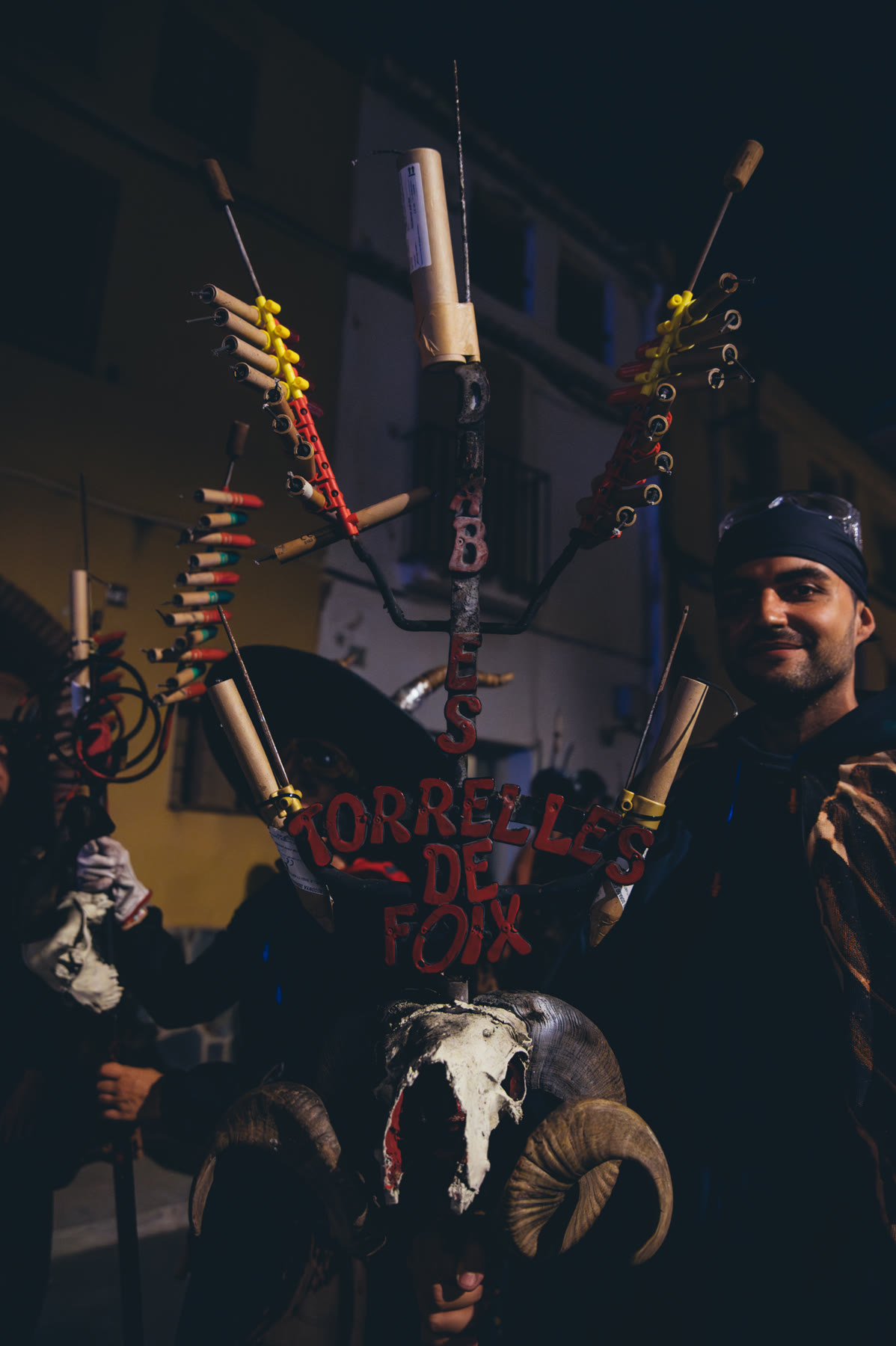 El ceptrot carregat de pirotècnia, amb el crani de boc