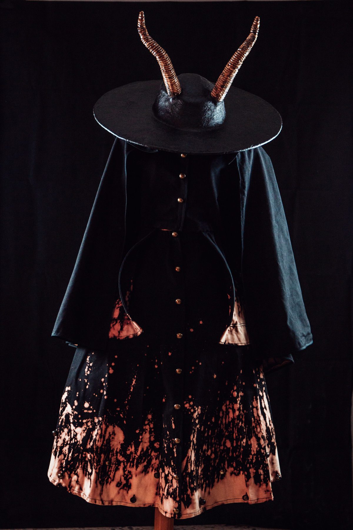 Vestit de la Diablessa sobre fons negre