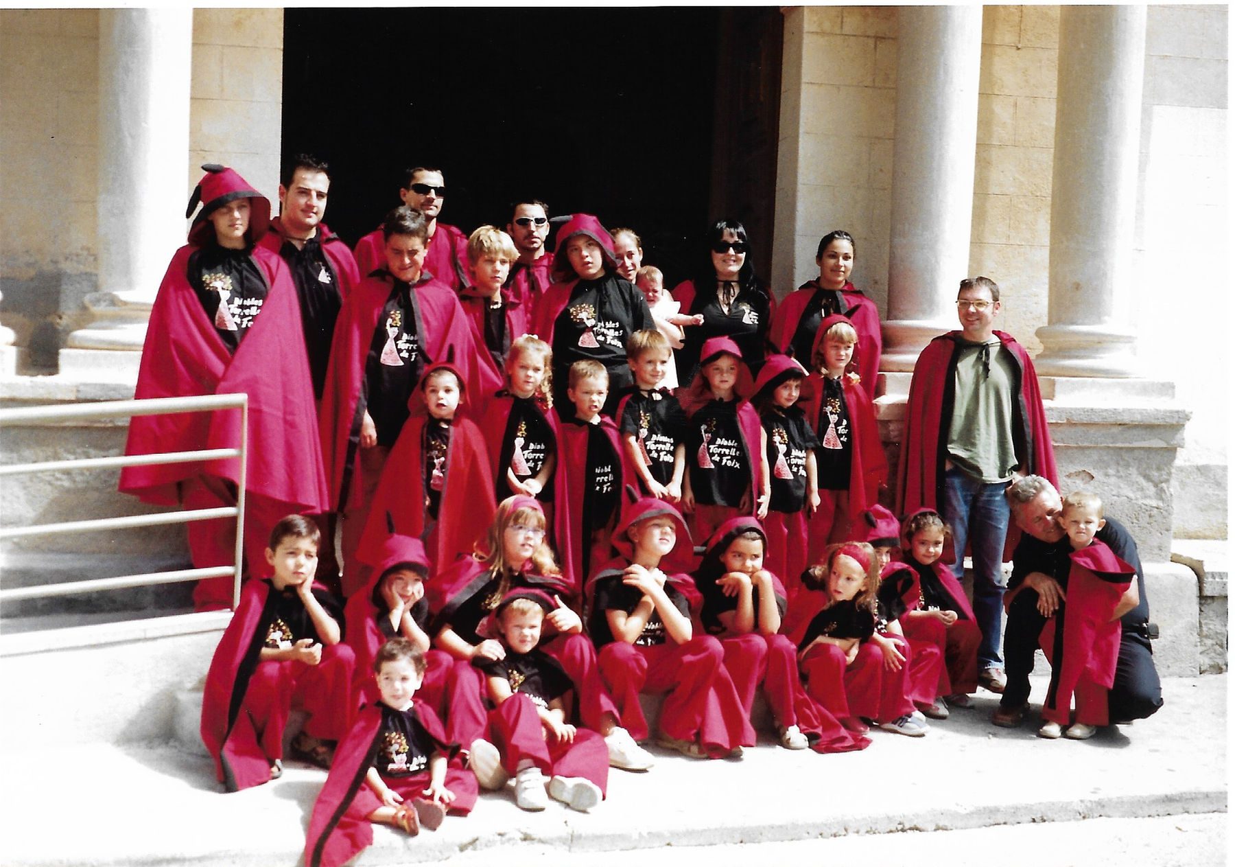 Retrat de grup de la colla davant de l'església