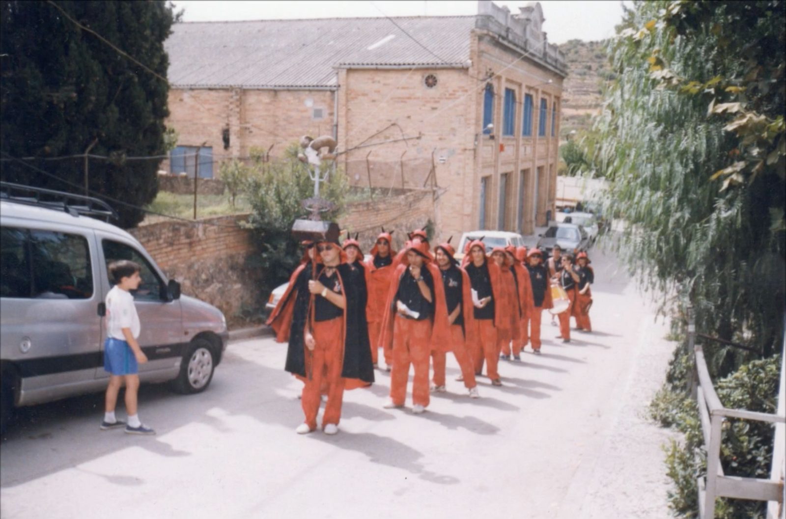 Cercavila dels anys vuitanta pel carrer del poble