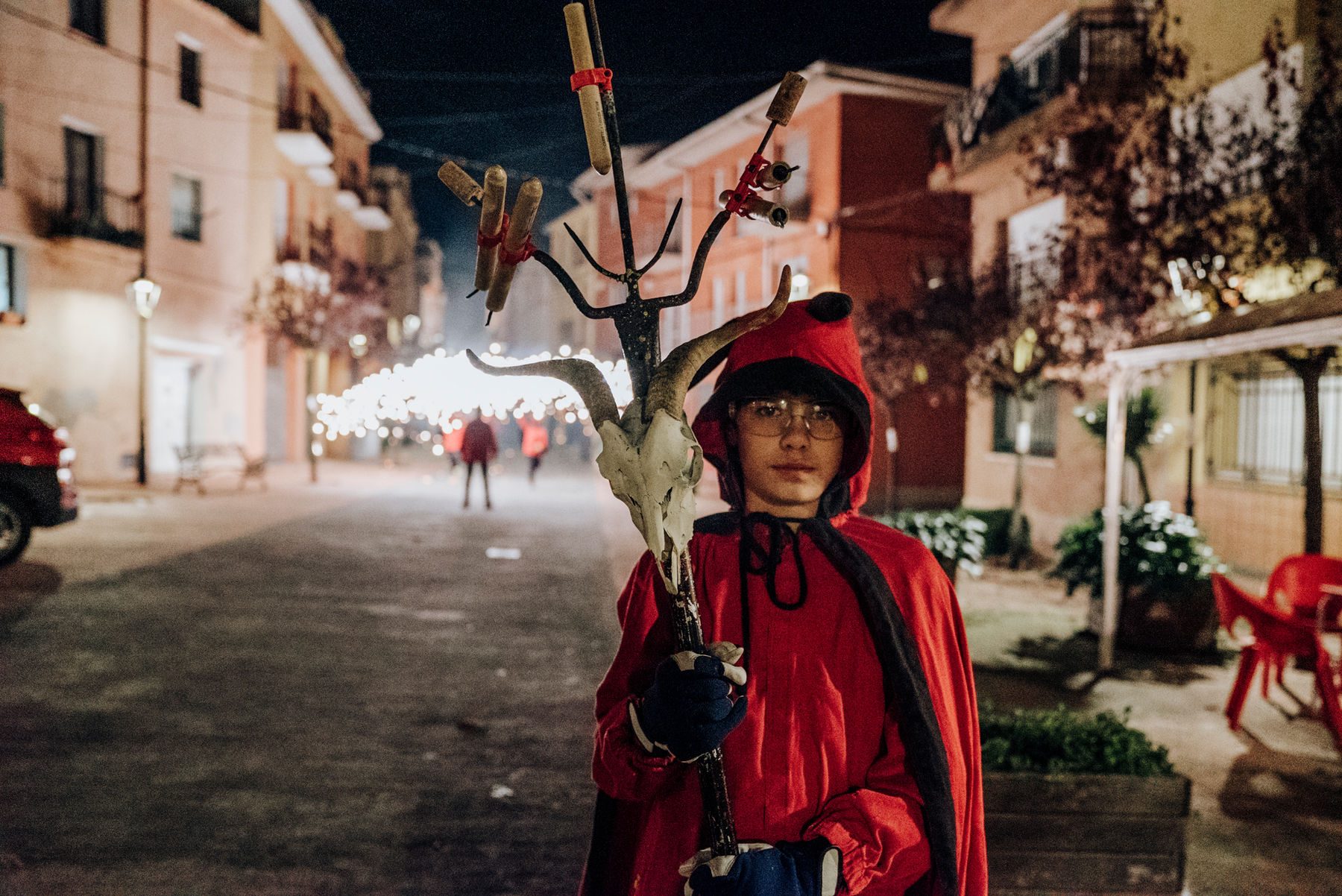 Un jove diable amb el ceptrot en una nit de festa