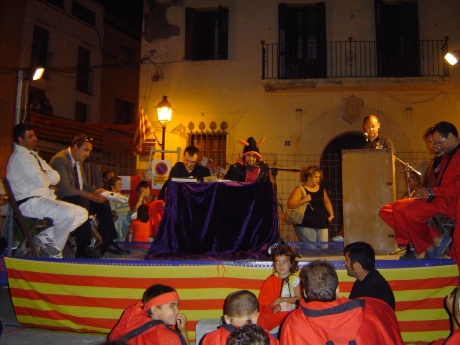 La colla recitant els versots a l'escenari de la plaça, davant del poble