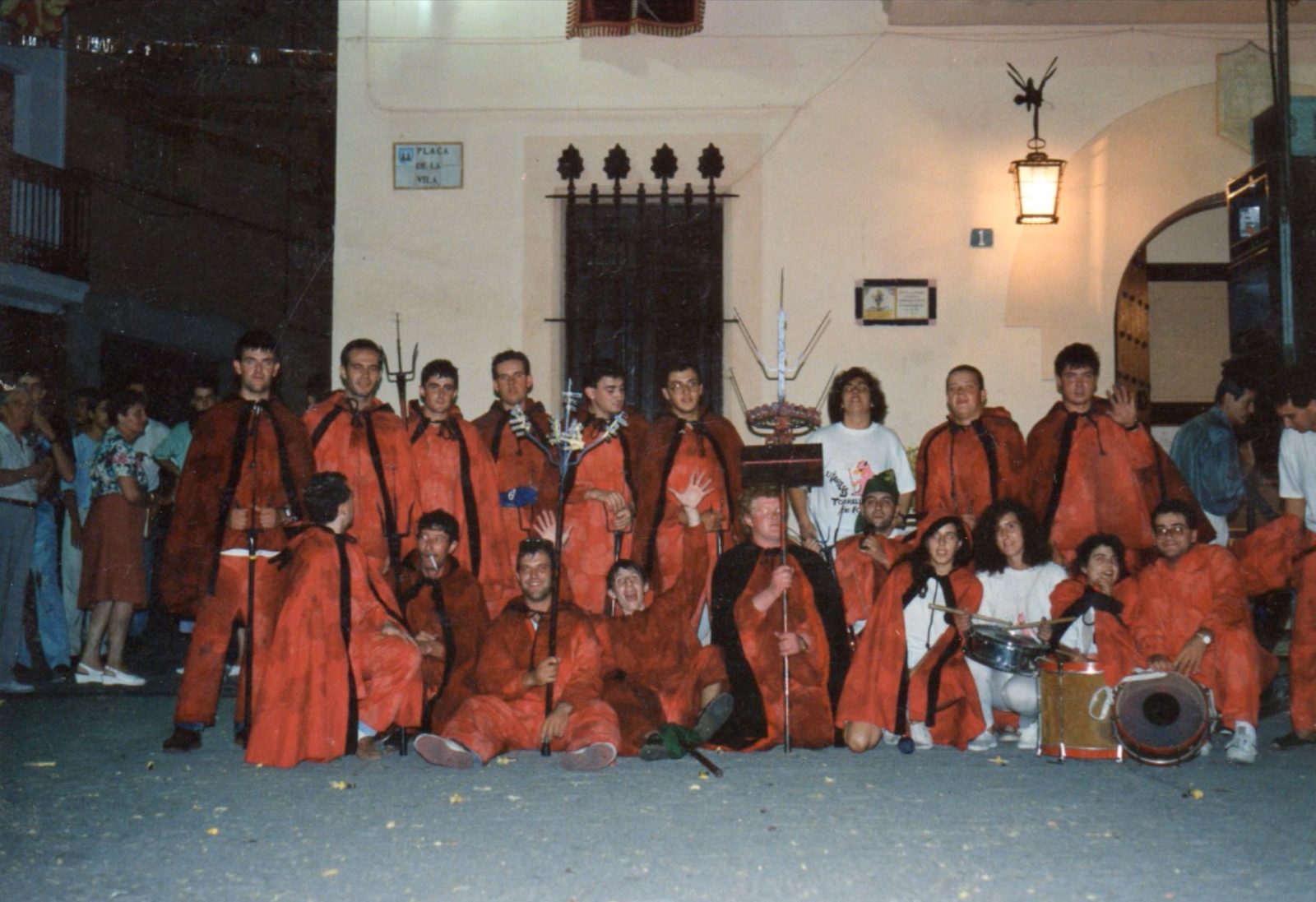 Retrat de grup amb els vestits taronges