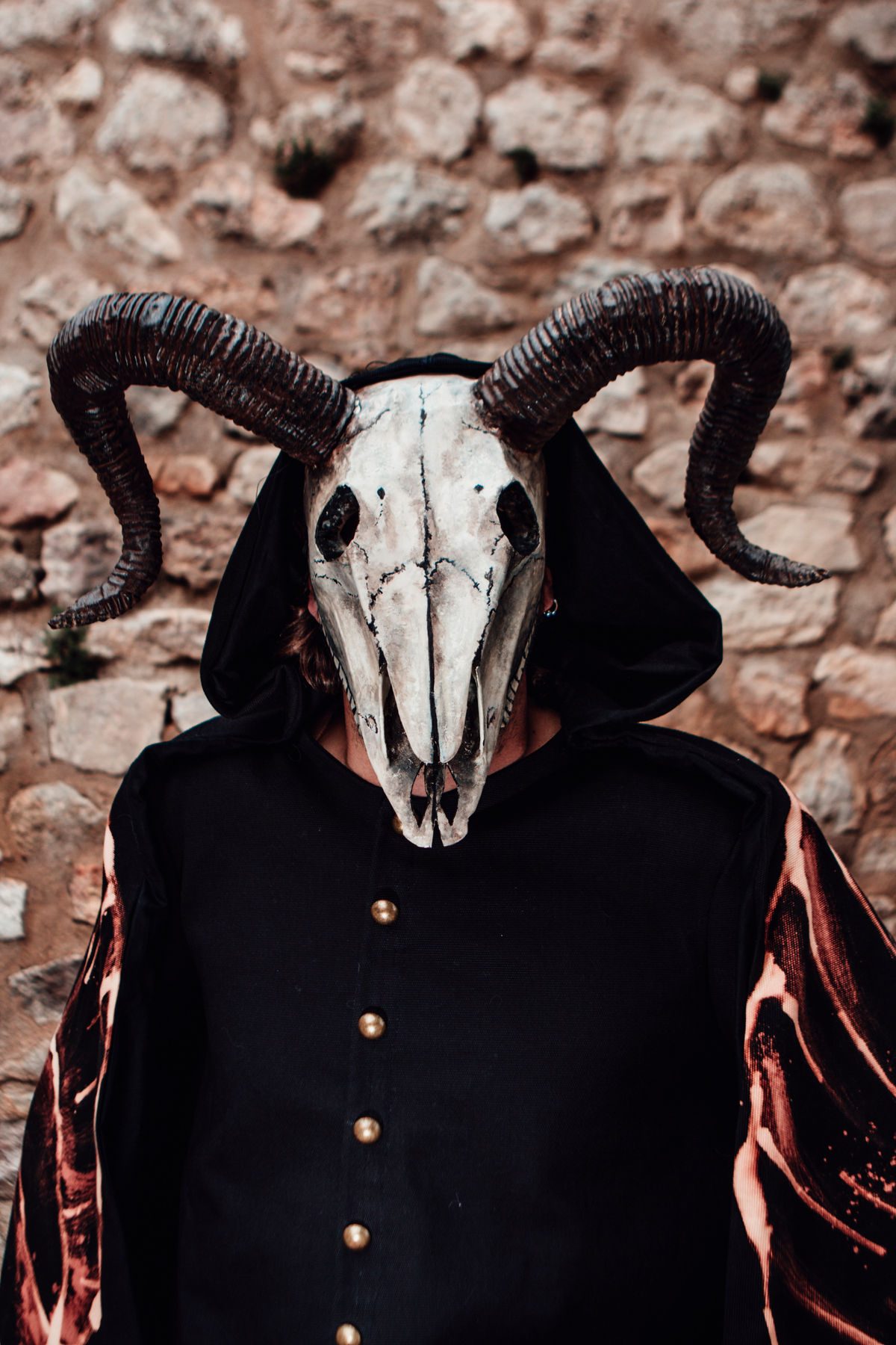 Llucifer, amb màscara de crani de boc de grans banyes corbades