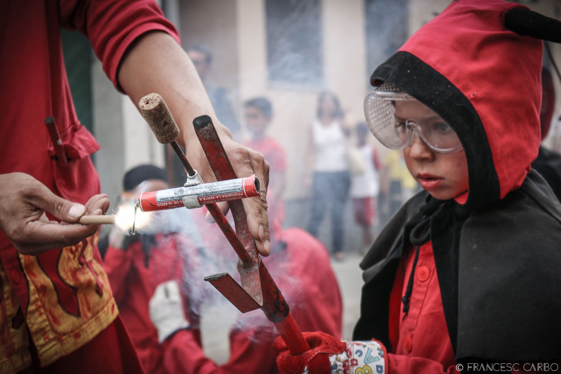 Detall de mans encenent una carretilla